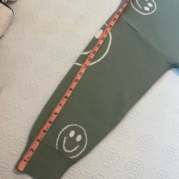 Smiley Face Crop Top Women’s Sweater Le Lis Size S Sage - Picture 13 of 14